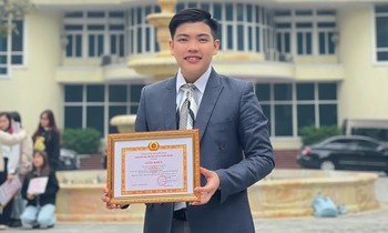Nam sinh trường Báo đam mê nghiên cứu khoa học