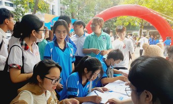 Hơn 3.500 học sinh lớp 12 háo hức tìm hiểu ngành học đại học