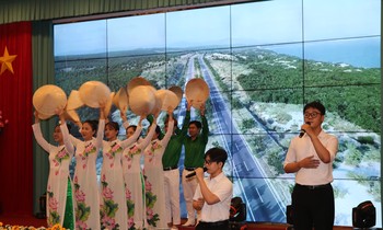 Gia đình Việt tại TP. HCM đón 102 sinh viên Lào, Campuchia