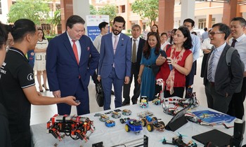 Đại sứ Hoa Kỳ Marc E. Knapper thăm và làm việc với ĐHQG TP. HCM