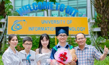 Thủ khoa tốt nghiệp toàn diện loại Xuất sắc cùng niềm đam mê với khoa học