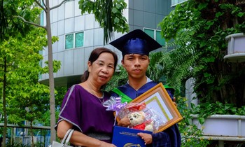 Nghị lực phi thường của nam sinh khuyết tật tốt nghiệp với tấm bằng loại Giỏi