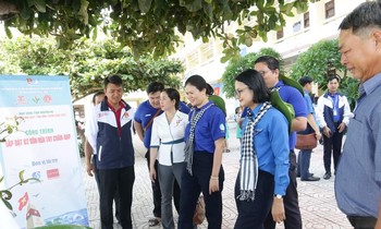 Thành Đoàn TP. HCM thăm, tặng quà các chiến sĩ tình nguyện 'Mùa Hè Xanh' trên đảo Phú Quý