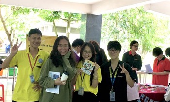 Tân sinh viên hứng khởi bước vào môi trường mới
