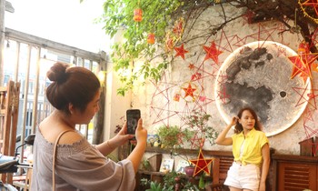 Bạn trẻ bị thu hút bởi những quán cà phê 'chill' ở Sài Gòn mùa Trung Thu