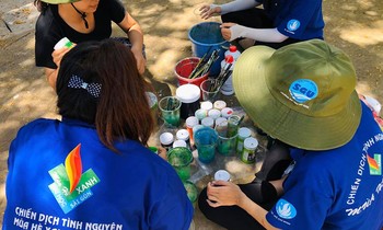 Sinh viên tình nguyện trường ĐH Sài Gòn làm hồi sinh những mảng tường cũ