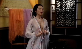 'Sốc': Đệ nhất mỹ nhân châu Á, 'Phan Kim Liên' ngực khủng nhất màn ảnh lại đi bán mỳ kéo