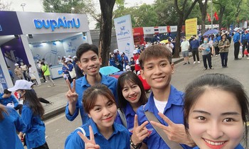 Các bạn trẻ năng nổ nhiệt huyết chào mừng SEA Games 31