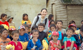 Hành trình 4 năm thiện nguyện đến những buôn làng của cô gái 18 tuổi