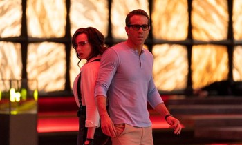 'Deadpool' Ryan Reynolds tình tứ với 'đả nữ' game giữa màn cháy nổ 'nóng rực' màn hình