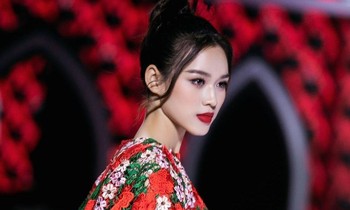 Hoa hậu Đỗ Thị Hà khoe thần thái đỉnh cao khi diễn mở màn show thời trang Thu Đông