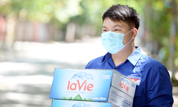 Nam sinh dành tiền dạy thêm mua nước tặng chốt phòng dịch COVID-19