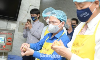 Anh Nguyễn Anh Tuấn, Uỷ viên T.Ư Đảng, Bí thư thứ nhất T.Ư Đoàn, tham gia làm bánh trung thu để gửi tới lực lượng tuyến đầu chống dịch.