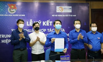 Anh Nguyễn Ngọc Lương ký kết nội dung hợp tác giữa T.Ư Đoàn và Hiệp hội Thương mại điện tử Việt Nam.