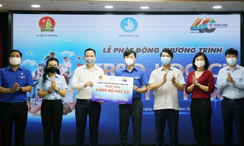 Đại diện Tập đoàn Thiên Long trao tặng 4.000 bộ học cụ (giai đoạn 1) cho chương trình “Trao học cụ - Tiếp tri thức” năm 2021.