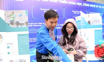 Bạn trẻ hào hứng trải nghiệm không gian vũ trụ và công nghệ thực tế ảo