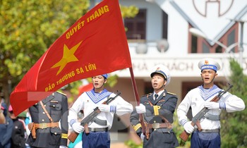 Hàng trăm sinh viên lần đầu hát Quốc ca ở Trường Sa