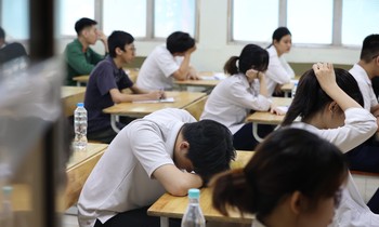 Mang điện thoại vào phòng thi 40 thí sinh bị đình chỉ