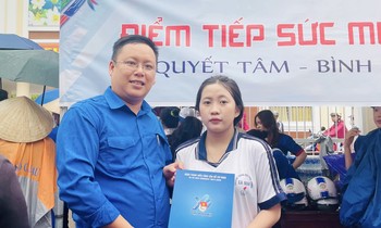 Trao học bổng ‘Tiếp sức mùa thi’ cho sĩ tử