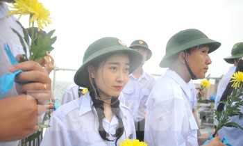 Thiêng liêng giây phút sinh viên đứng dưới mưa tưởng niệm Anh hùng liệt sĩ trên Trường Sa
