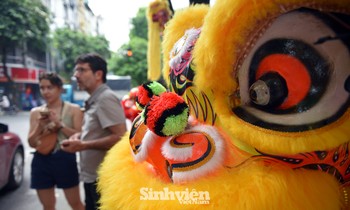 Phố Hàng Mã gần Tết Trung Thu, tràn ngập người trẻ 'check-in'
