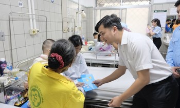 Lãnh đạo T.Ư Đoàn thăm, động viên học sinh, sinh viên là nạn nhân vụ cháy ‘chung cư mini’