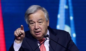 Khói bốc lên sau cuộc không kích của Israel vào Khan Younis, phía nam Dải Gaza, ngày 9/12. (Ảnh: Reuters)
