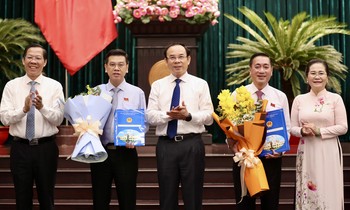 Trao nghị quyết phê chuẩn kết quả bầu Phó Chủ tịch HĐND TPHCM, quyết định phê chuẩn kết quả bầu Phó Chủ tịch UBND TPHCM