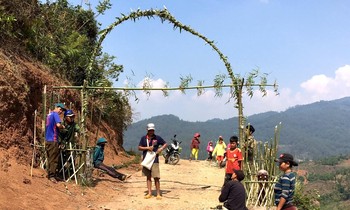 Thanh niên rào cổng làng Măng Rương