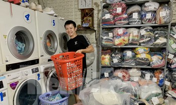 Dịch vụ 'hái ra tiền', càng mưa càng đắt khách ở TPHCM