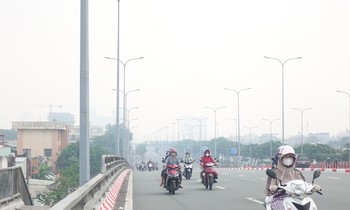 TPHCM chìm trong sương mù, nồng độ bụi mịn ở ngưỡng cao gây hại cho sức khỏe