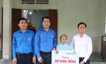 Trao tặng kinh phí sửa chữa nhà cho Mẹ Việt Nam Anh hùng tại Quảng Ngãi
