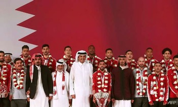 Quốc vương vãi Qatar đón group tuyển chọn quay trở lại bên trên trường bay Doha