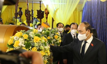 Chủ tịch nước Nguyễn Xuân Phúc viếng Đức Pháp chủ Thích Phổ Tuệ. Ảnh: KIÊN PHẠM