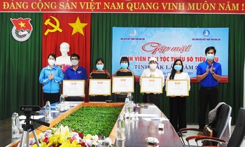 Trao giấy khen tại điểm cầu Tỉnh Đoàn Đắk Lắk