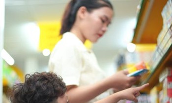Bật chế độ đọc thành phần trên bao bì tìm 'sữa chuẩn' cho con