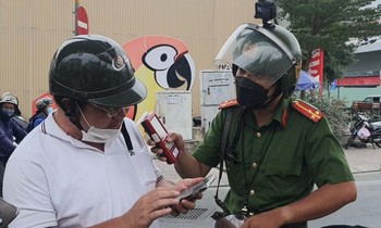Kiểm tra nồng độ cồn cả ngày lẫn đêm ở TPHCM: Thổi là vi phạm