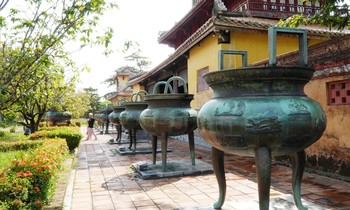 Báu vật Cửu đỉnh bên trong Hoàng thành Huế, sau lưng Hiển Lâm các.