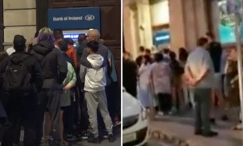 Người dân xếp hàng dài để "rút tiền miễn phí" ở cây ATM khi Ngân hàng Ireland bị lỗi