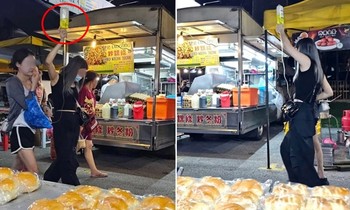 Cô gái đang truyền dịch vẫn ra chợ đêm ăn vặt, còn có người bạn cầm chai dịch đi cùng