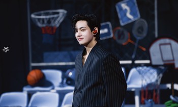 Hết Jung Kook bị người hâm mộ cuồng quấy nhiễu cho tới V bị bám đuôi, nghiền ký giấy tờ ĐK kết hôn