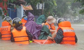 Công an TP Đà Nẵng tung quân ứng cứu vớt, tiếp tế cho tất cả những người dân vùng ngập lụt
