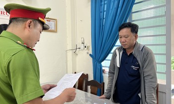 Lái xe đầu kéo húc vào xe chuyên dụng của công an Đà Nẵng