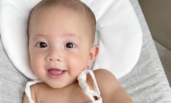 Mắt to tròn, miệng cười duyên, thần thái dịu dàng, Lisa nhà Hồ Ngọc Hà chuẩn “công chúa”