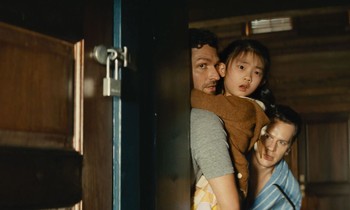 Cũng là phim kinh dị nhưng 'Tiếng gõ ở căn nhà gỗ' có ý tưởng cực lạ về ngày tận thế