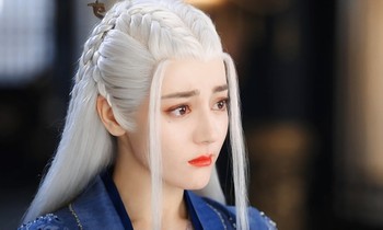 Đẹp hoàn mỹ như Địch Lệ Nhiệt Ba cũng không đỡ được kiểu trang điểm này