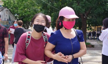 "Sóng" của Xuân Quỳnh vào đề Tốt nghiệp THPT: Người mừng vì "trúng tủ", người lại kêu khó