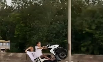 Khởi tố nhóm thanh niên bốc đầu xe máy, quay clip đưa lên mạng xã hội