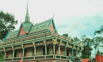 Ngôi chùa độc đáo, làm bằng chén, bát vỡ ở Sóc Trăng