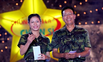 Hoàng Linh và Lại Văn Sâm là nhị MC đời cổ của "Chúng tôi là chiến sĩ". Ảnh: FBNV